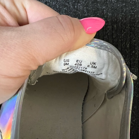 DKNY sneakers never worn! Size 9 - Picture 6 of 6